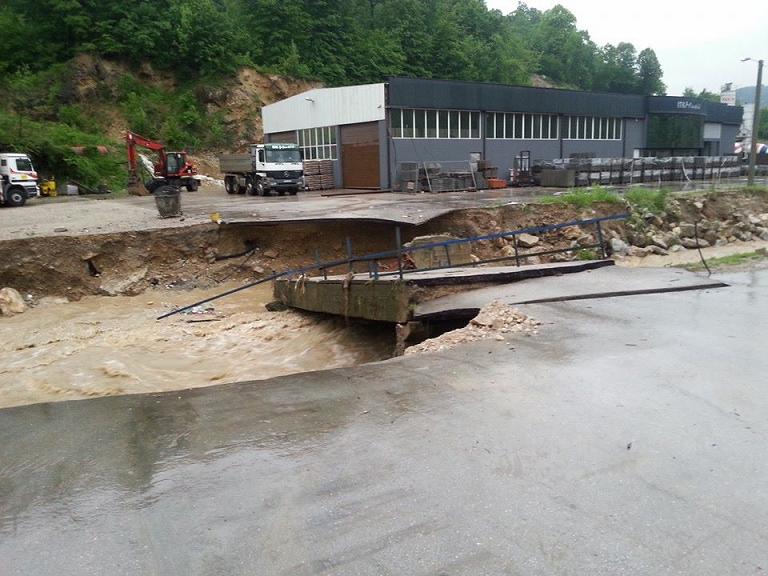 Uništen most preko Tinje u krugu preduzeća ITK Musić